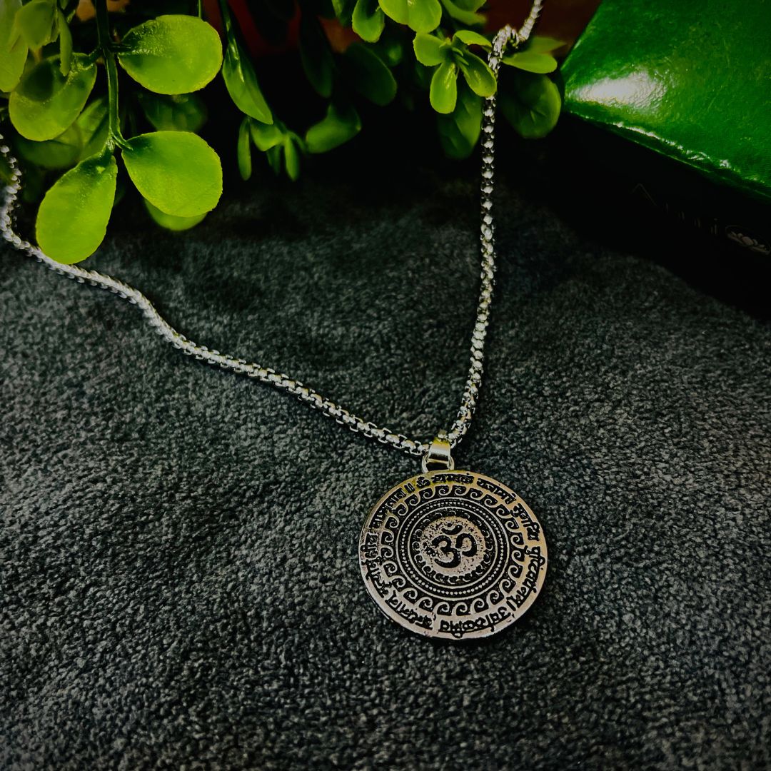 OM Maha Mrityunjaya Mantra Pendant – A Symbol of Blessings & Well-being