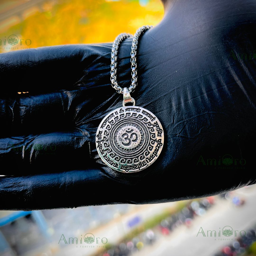 OM Maha Mrityunjaya Mantra Pendant – A Symbol of Blessings & Well-being