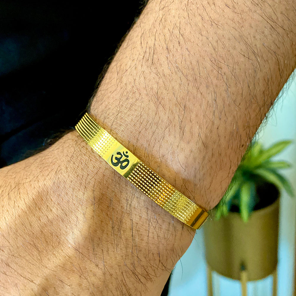 OM PREMIUM GOLD BRACELET WITH A UNIQUE DOTTED PATTERN