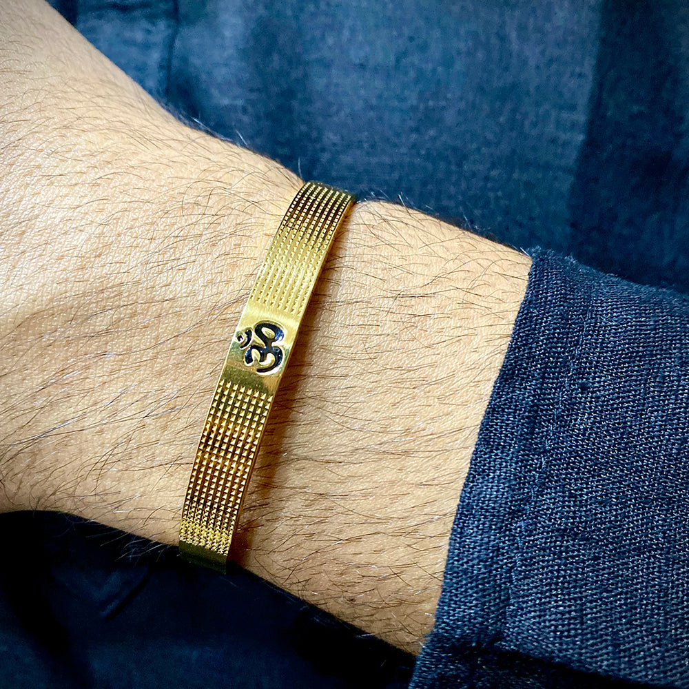 OM PREMIUM GOLD BRACELET WITH A UNIQUE DOTTED PATTERN